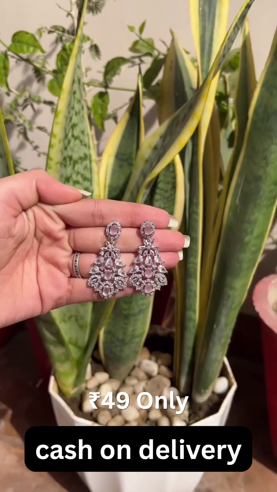 Silver Bloom Choker Necklace with Gemstone Floral Patterns and Oval Detailing – A Statement of Grace and Radiance 🌿✨