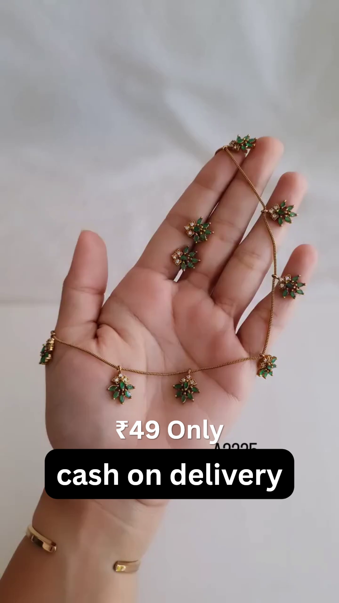 [Golden Chain of Green Blossoms – Delicate Floral Charm Necklace with Sparkling Pendants for Everyday Elegance 🌸💎