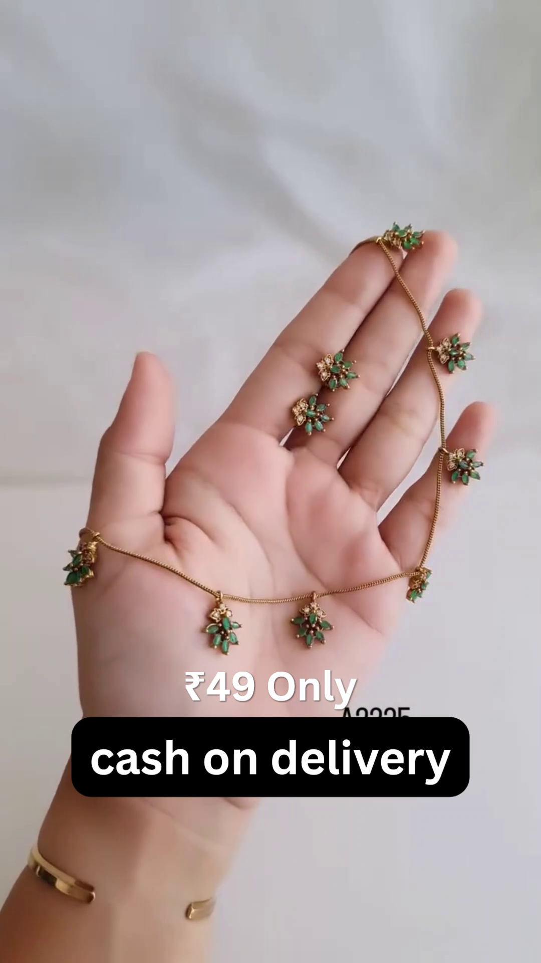[Golden Chain of Green Blossoms – Delicate Floral Charm Necklace with Sparkling Pendants for Everyday Elegance 🌸💎