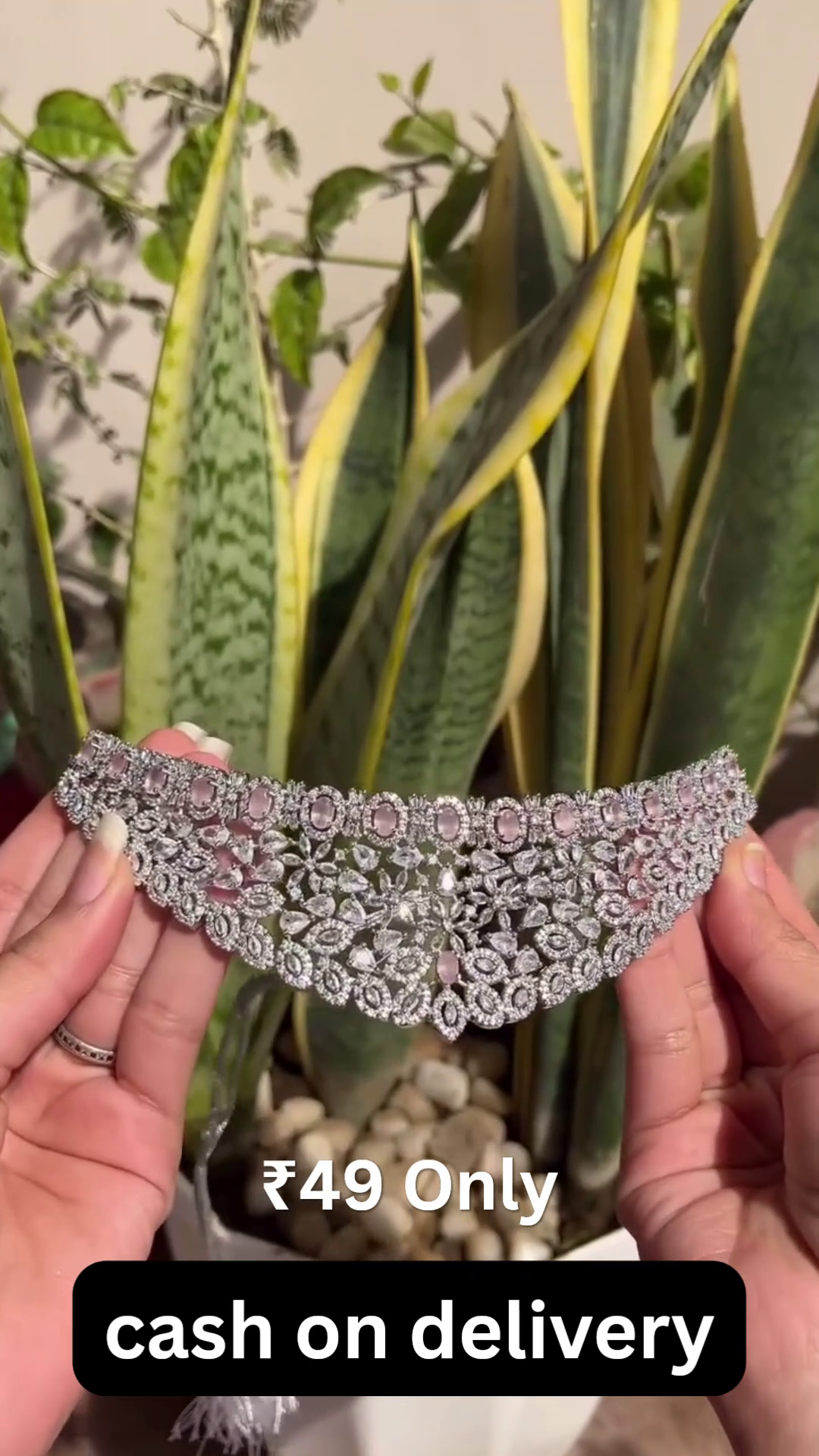 Silver Bloom Choker Necklace with Gemstone Floral Patterns and Oval Detailing – A Statement of Grace and Radiance 🌿✨